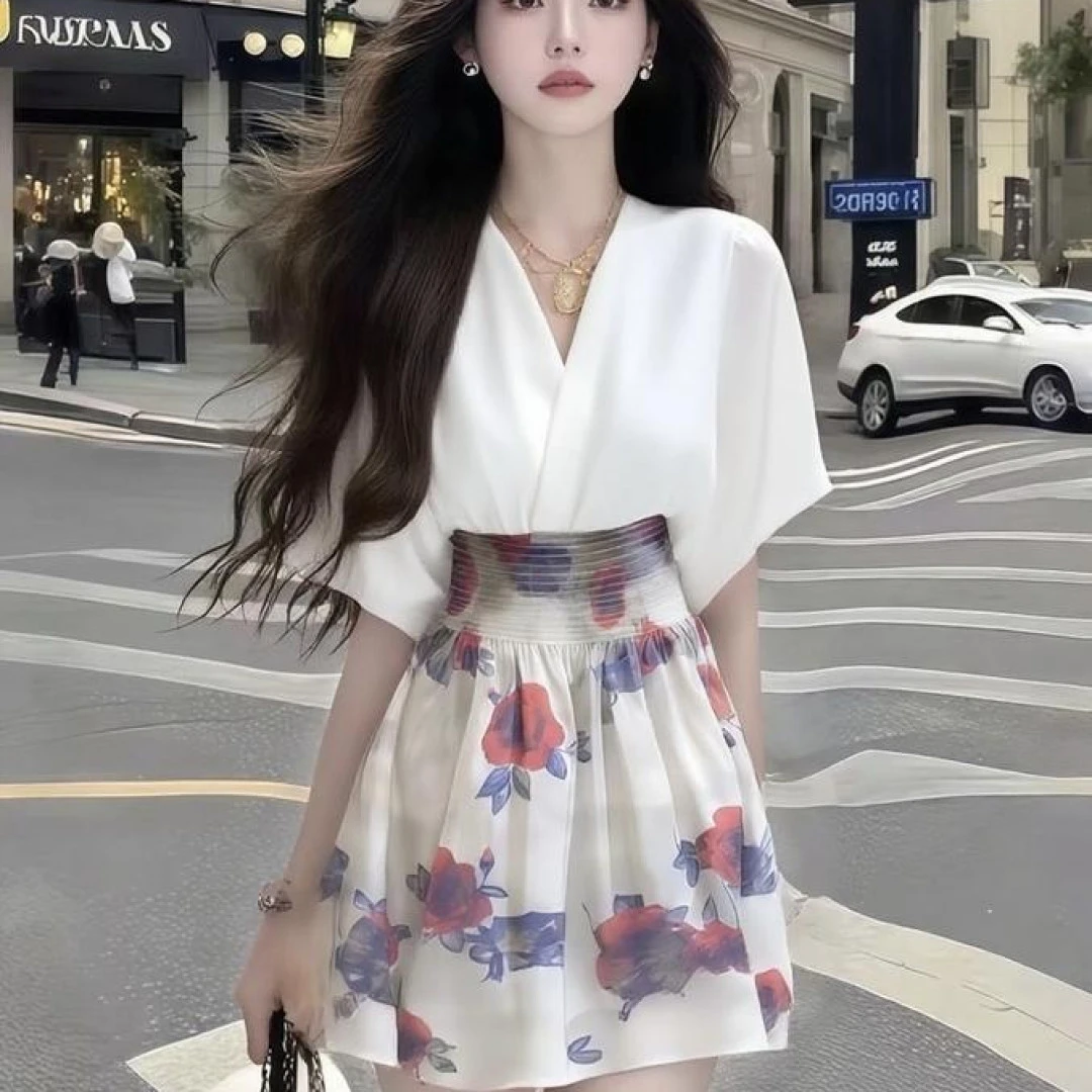 温柔纯欲千金风松弛感V领短袖收腰白色连衣裙女时尚气质高级女装