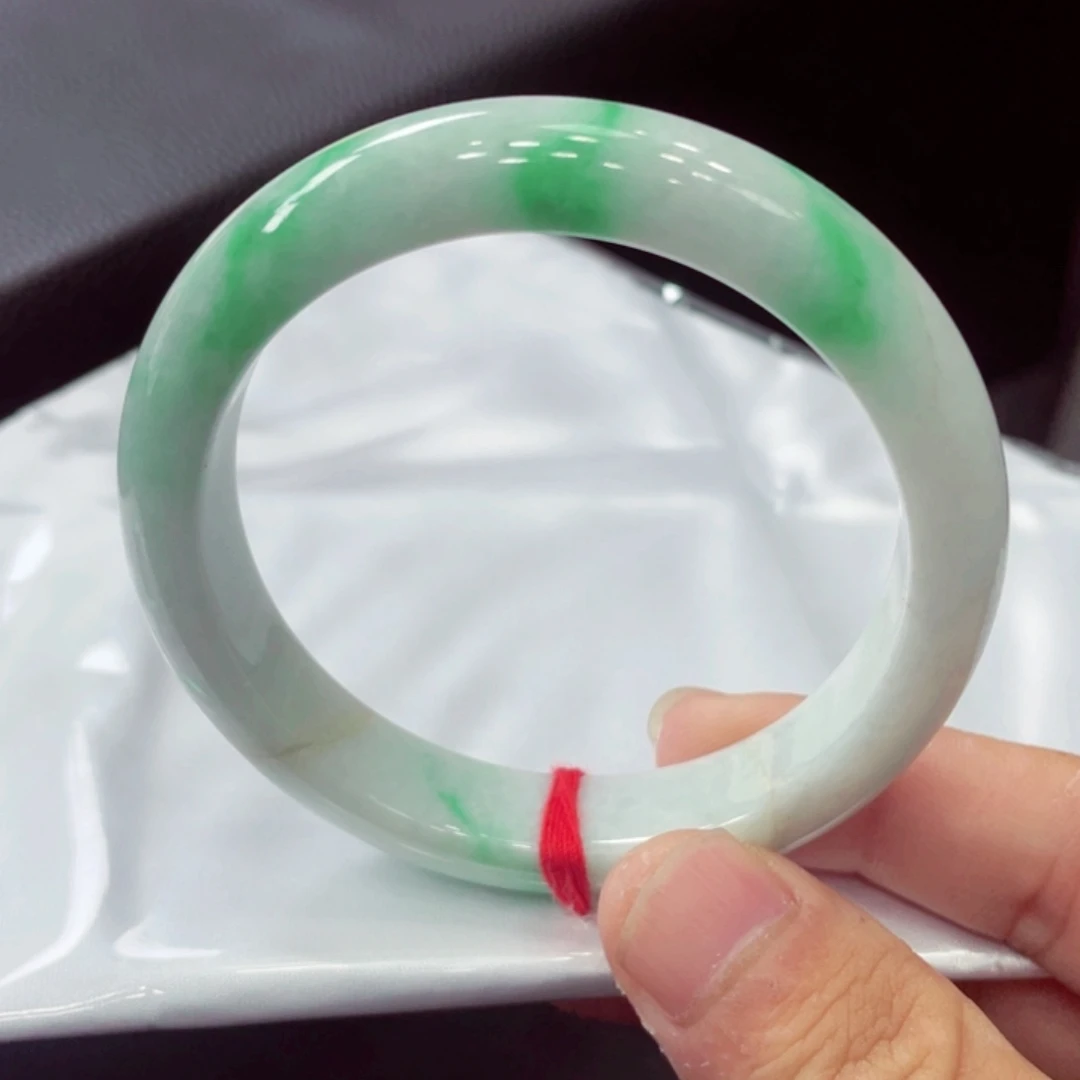 翡翠手镯未镶嵌翡翠