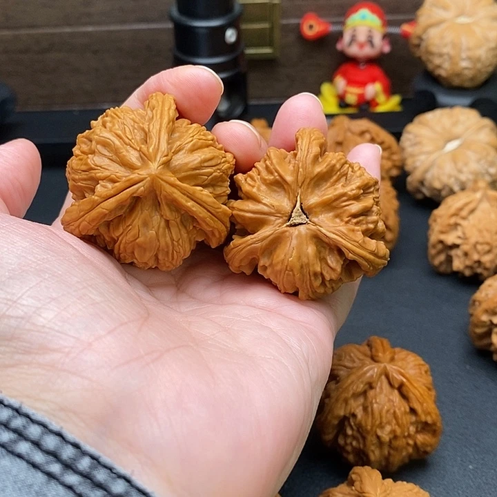 ：***：文玩核桃把件白奔