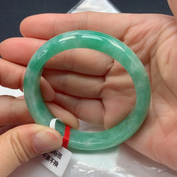 翡翠手镯未镶嵌54圈