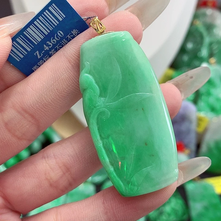翡翠18K金镶嵌颈饰挂件