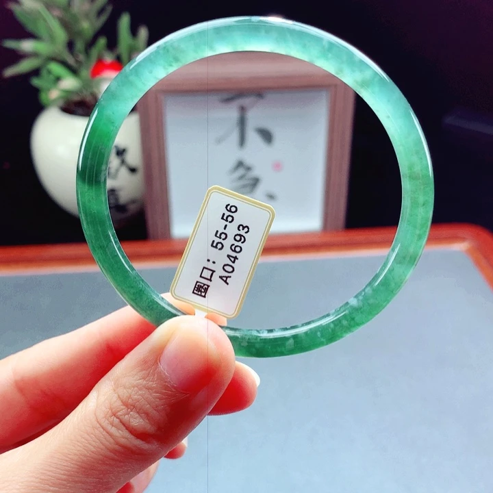 未镶嵌手镯翡翠圆镯