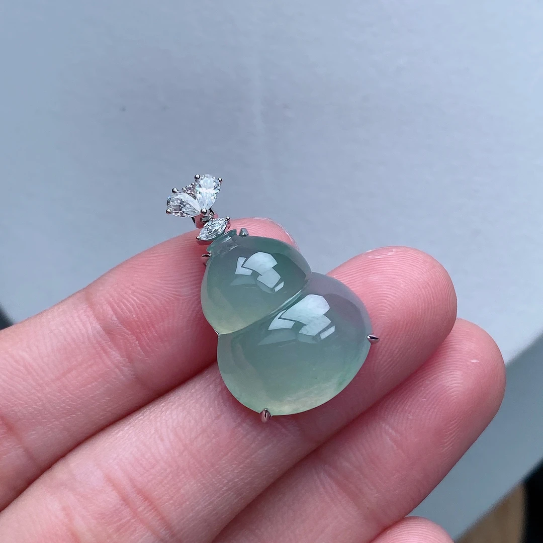 天然A货缅甸翡翠18K金镶嵌飘绿大葫芦 尺寸：27*16.6*8mm