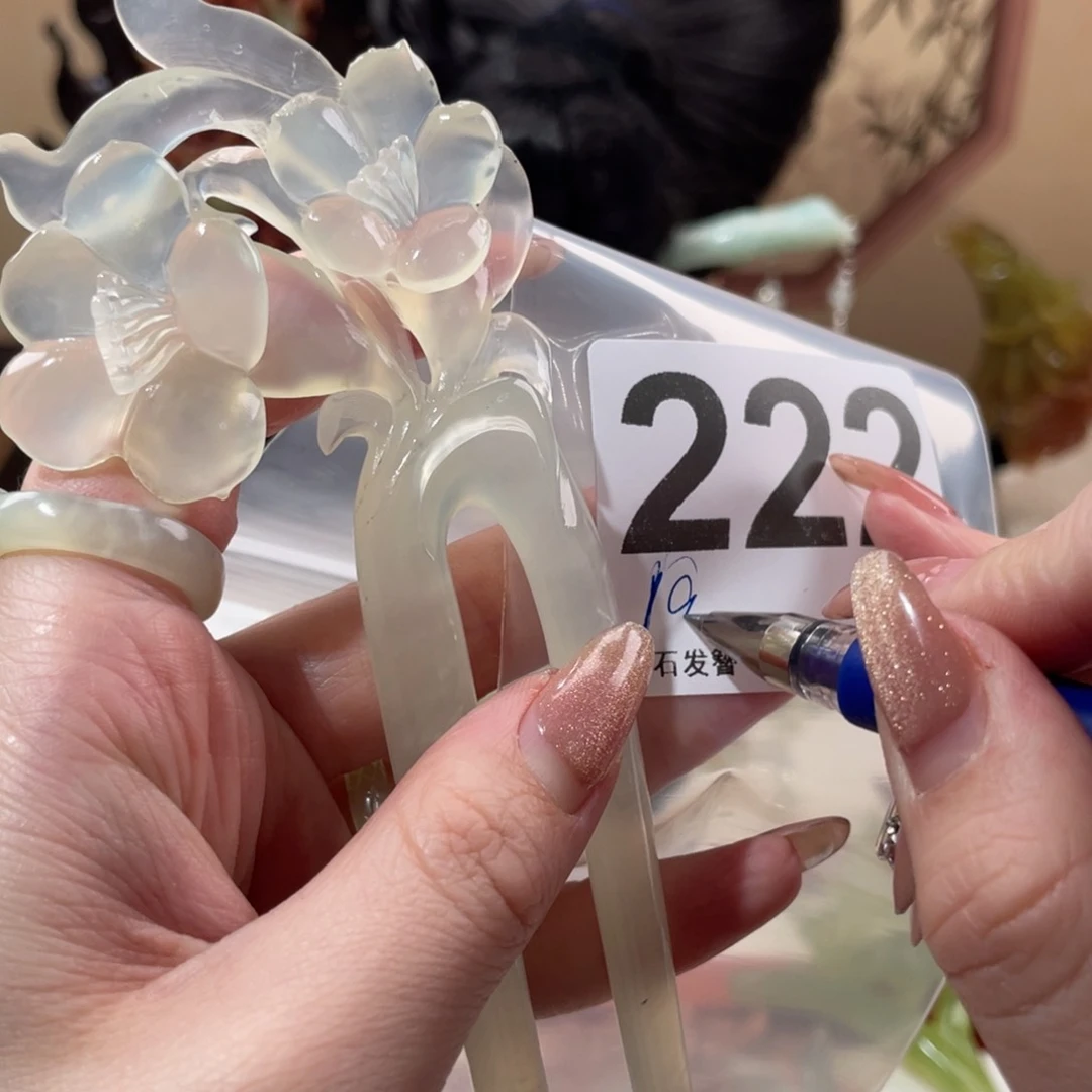 蛇纹石玉发饰未镶嵌花*。