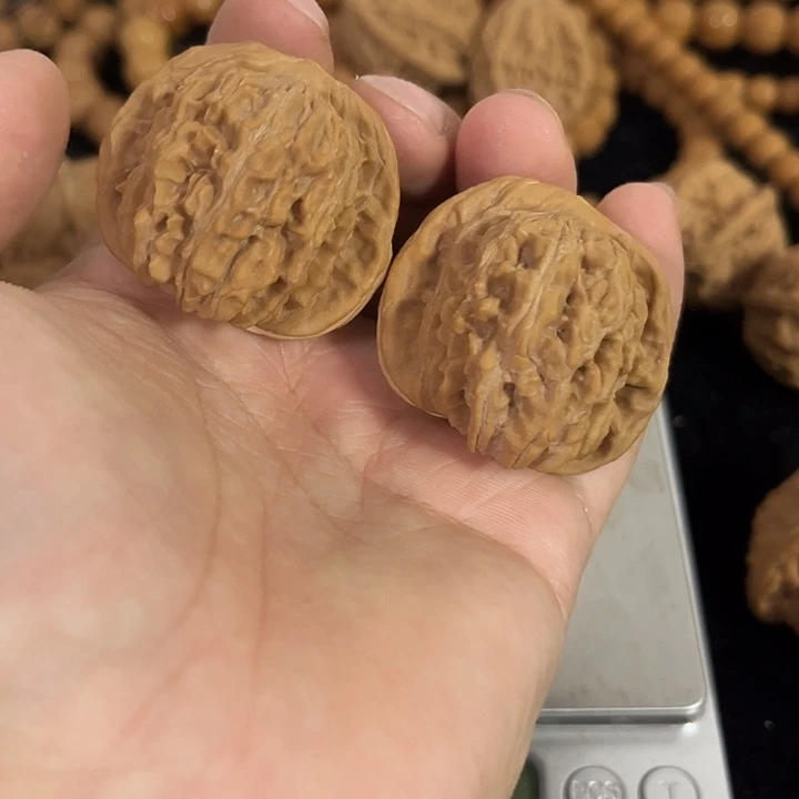 文玩核桃把件39左右微微瑕四座楼，编号016