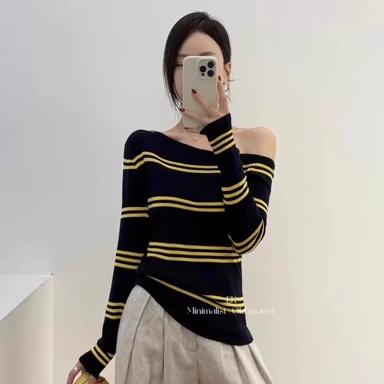 2025秋冬新老钱风韩版高智女穿搭撞色条纹斜肩露肩长袖针织衫上衣