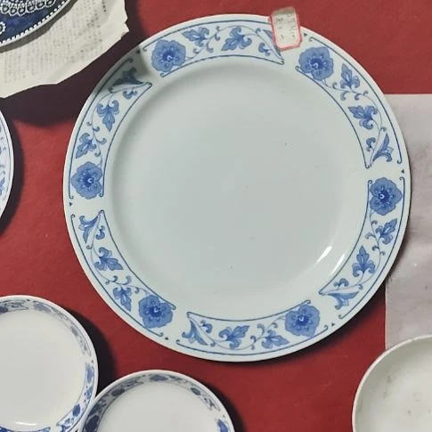 瓷片瓷片，各种摆件，盘，碗，沙锅，均有瑕疵。