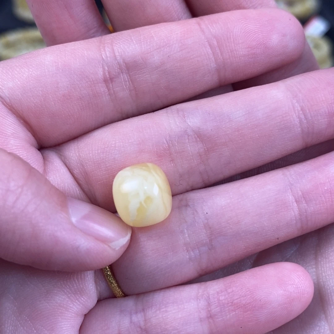 紫***儿蜜蜡未镶嵌珠宝奇石