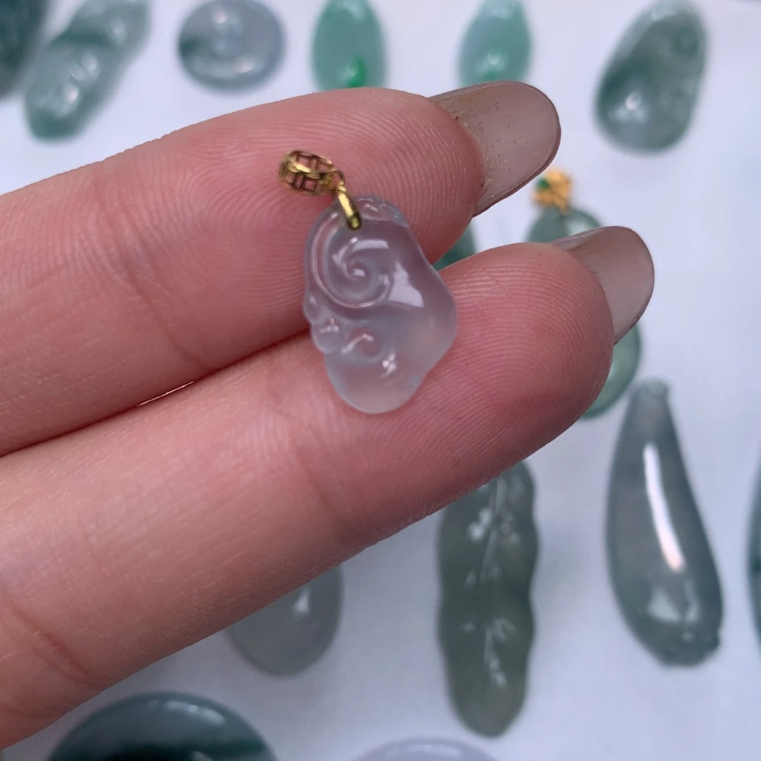 翡翠18K金镶嵌颈饰云朵