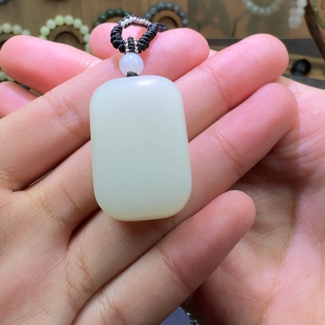 和田玉未镶嵌颈饰俄白无事牌