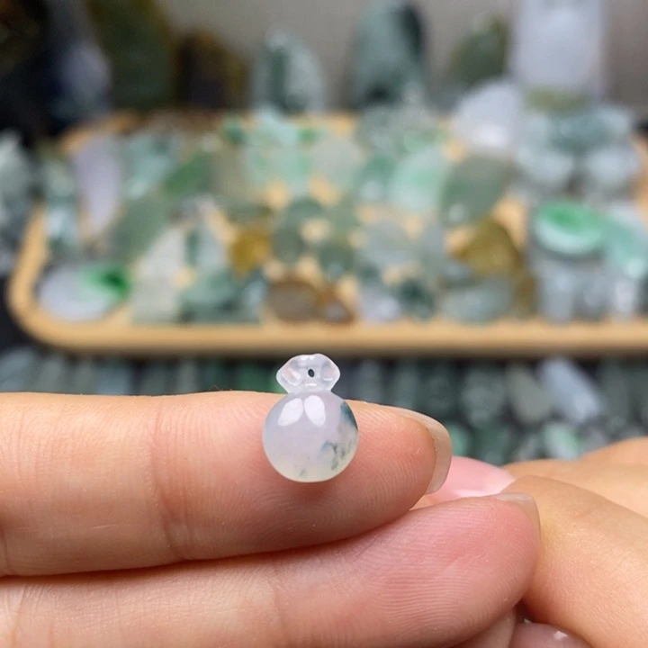 翡翠未镶嵌颈饰钱袋子