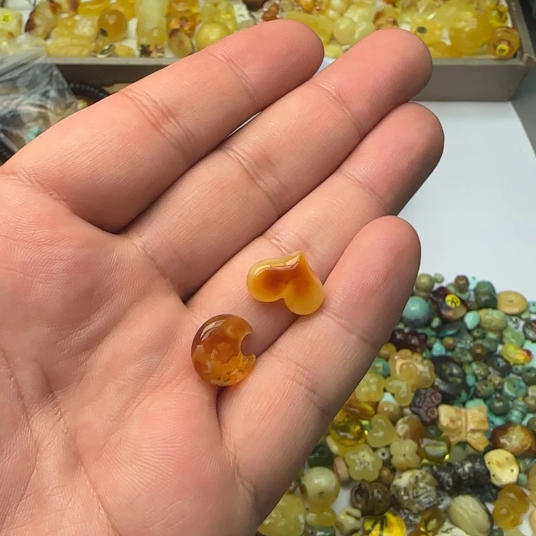 琥珀未镶嵌裸石1.2克