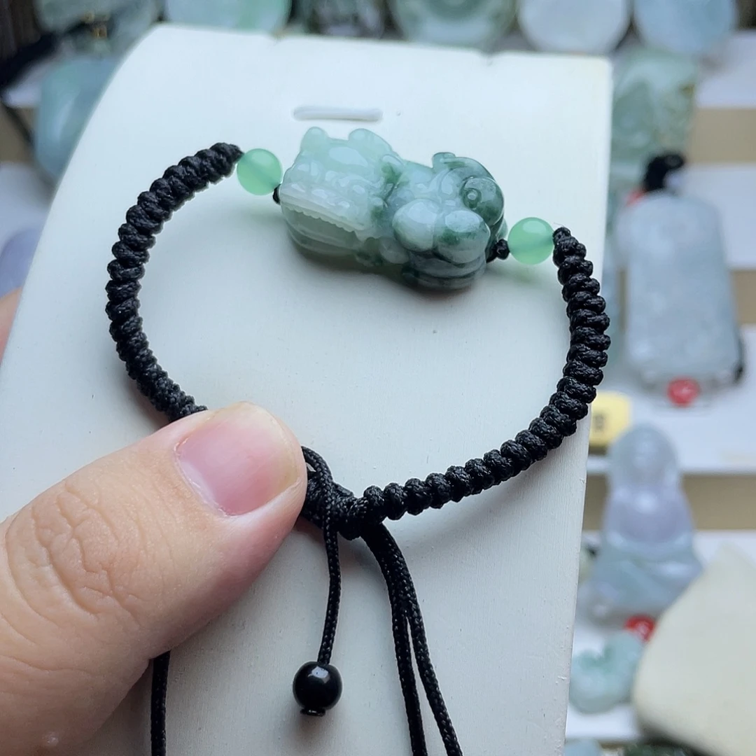 翡翠未镶嵌颈饰貔貅