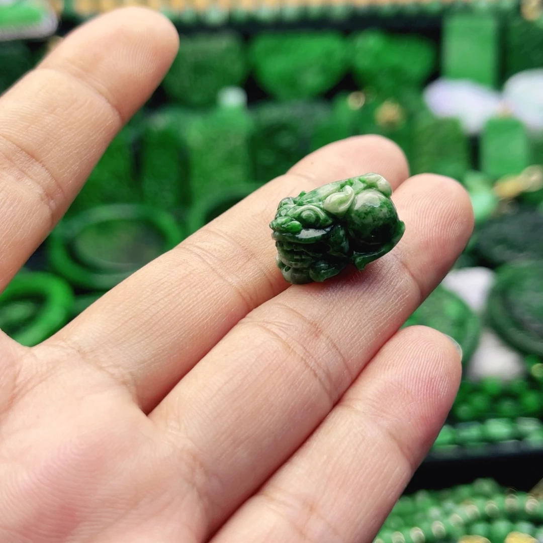 只买单纯的吊坠，没带链子，属的性质。貔貅，带白色