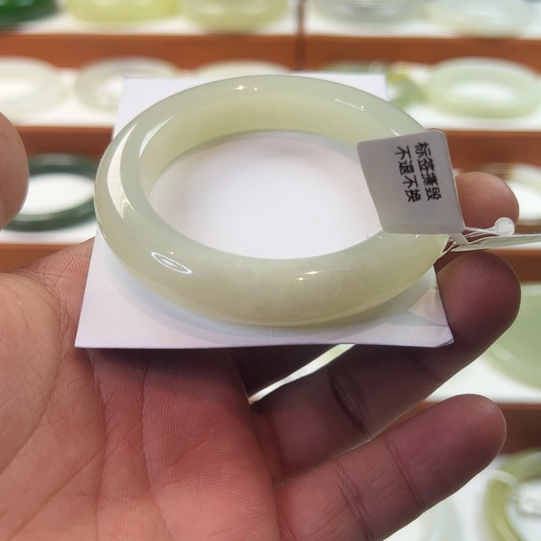 未镶嵌手镯和田玉福利镯