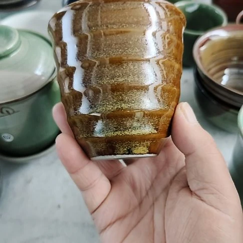 瓷片瓷片，各种摆件，盘，碗，沙锅，均有瑕疵。