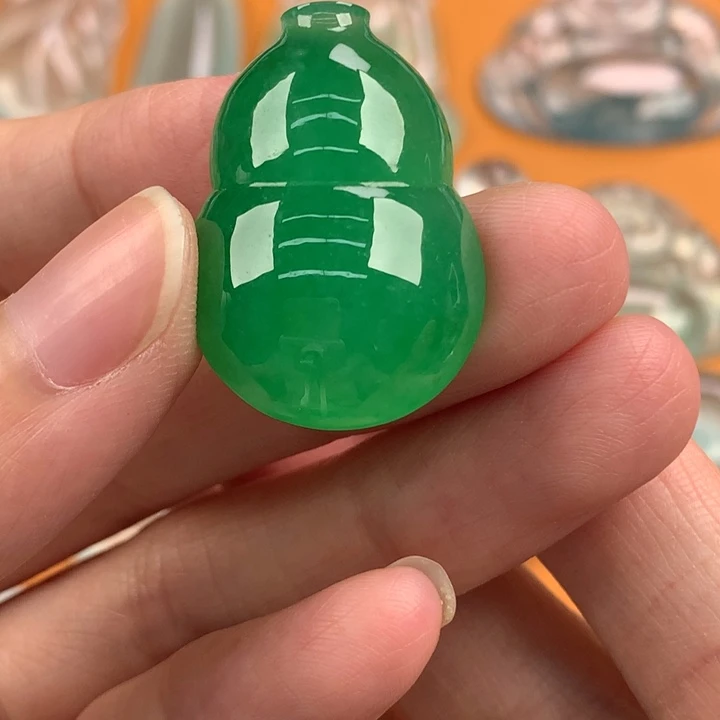 翡翠未镶嵌颈饰……