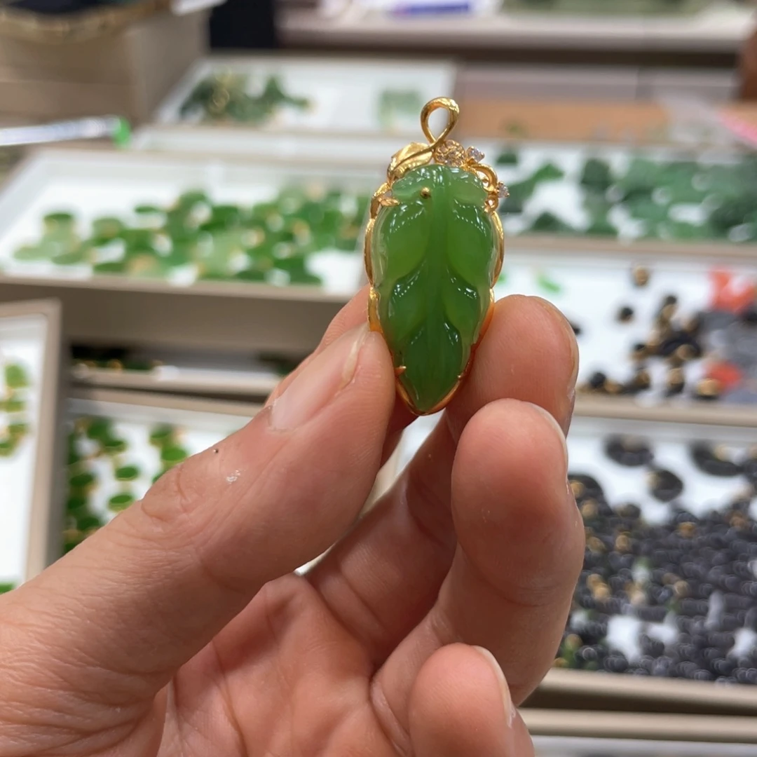 颈饰18K金镶嵌和田玉