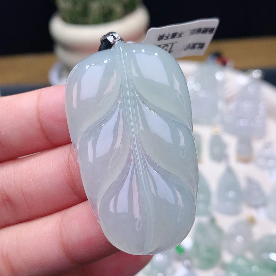 颈饰18K金镶嵌翡翠叶子