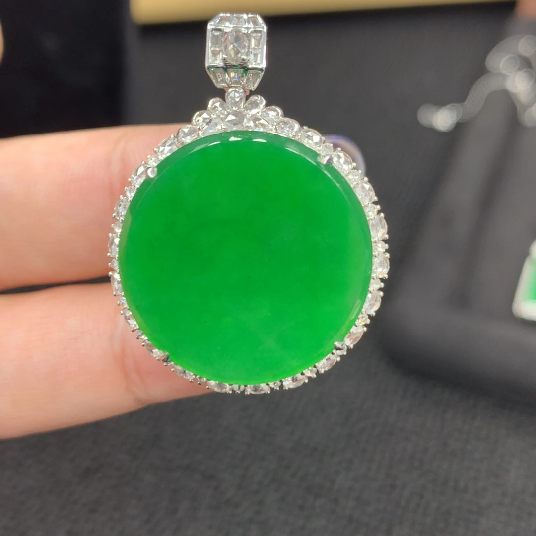 颈饰18K金镶嵌翡翠陈*哈圆牌