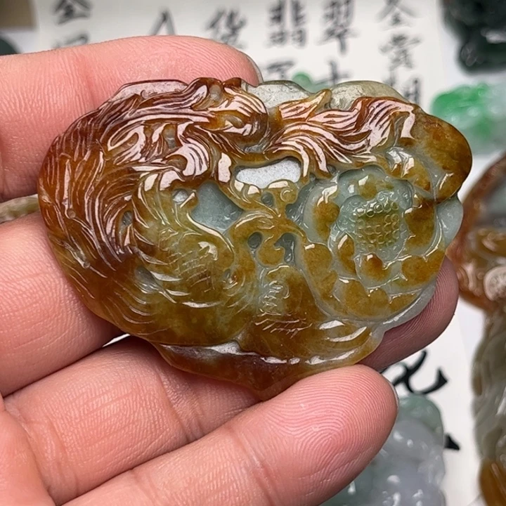 翡翠未镶嵌颈饰凤戏牡丹