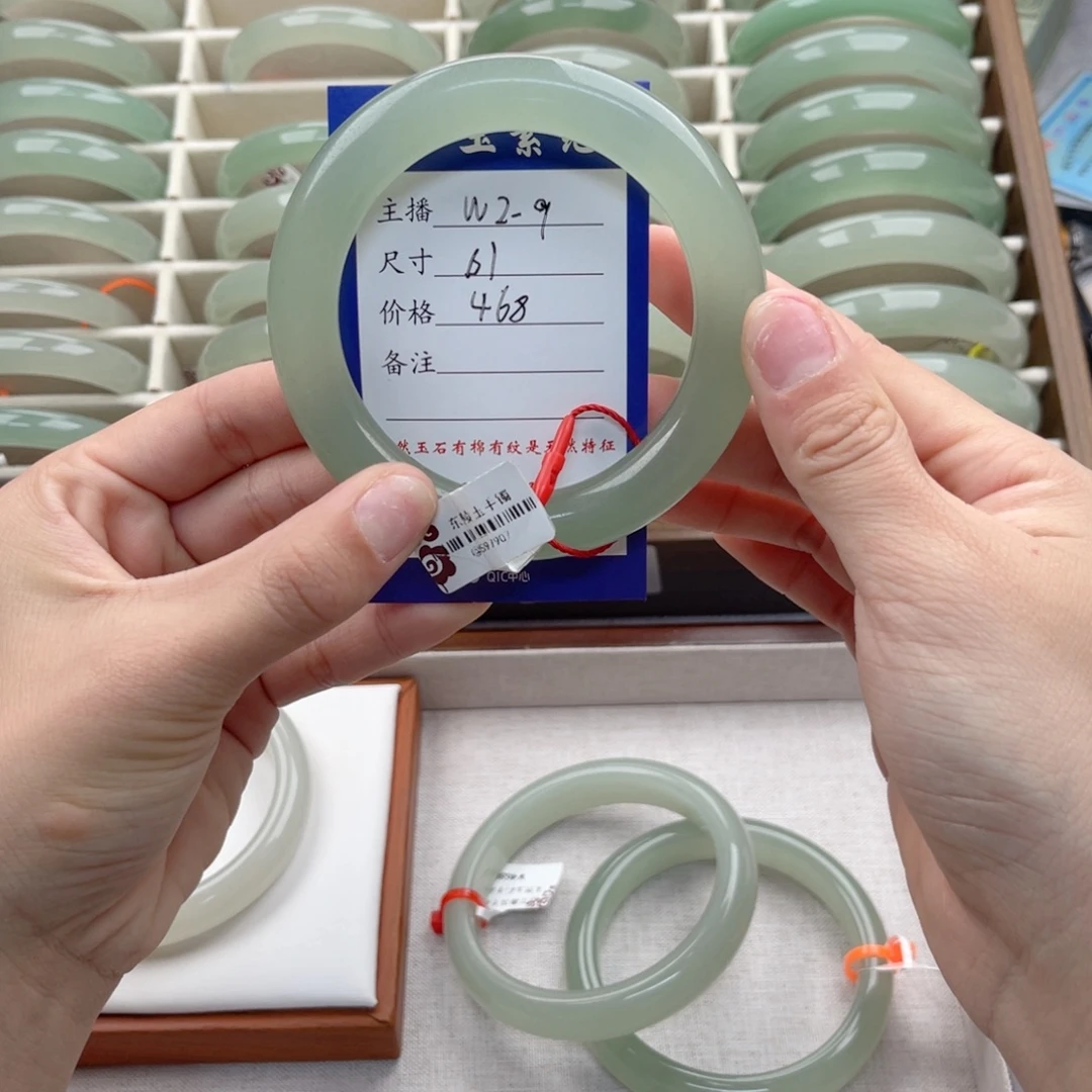 子***子石英质玉未镶嵌手镯