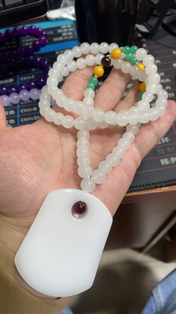 B  83 脂白无事牌毛衣链