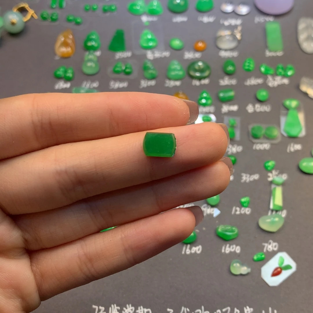 翡翠未镶嵌颈饰马鞍