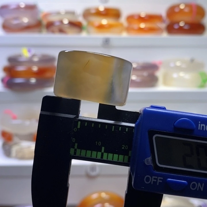 玛瑙/玉髓戒指未镶嵌降***璃有个花纹