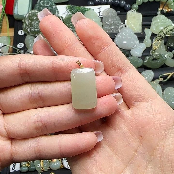 颈饰18K金镶嵌和田玉