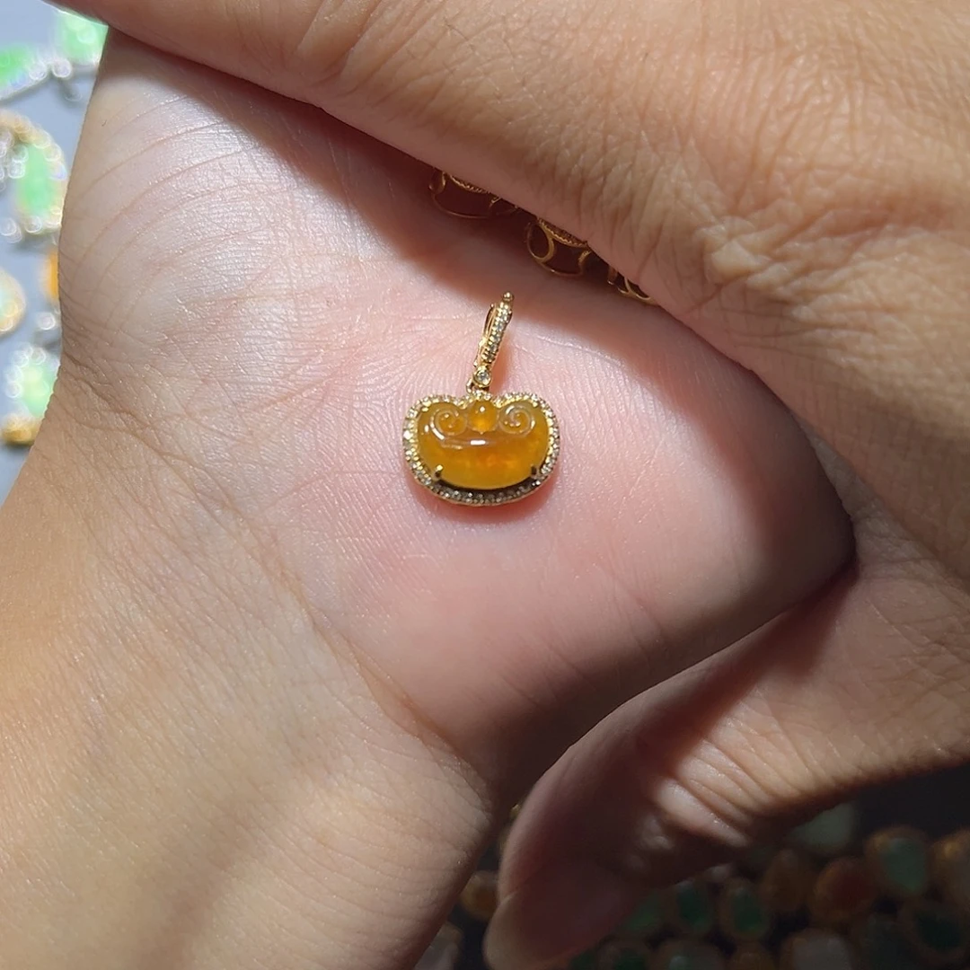 翡翠18K金镶嵌颈饰