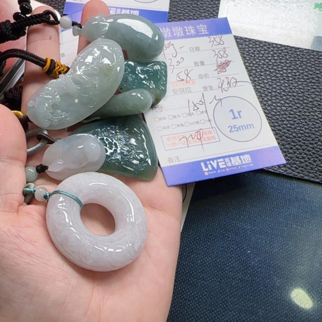 翡翠颈饰未镶嵌啊***呀