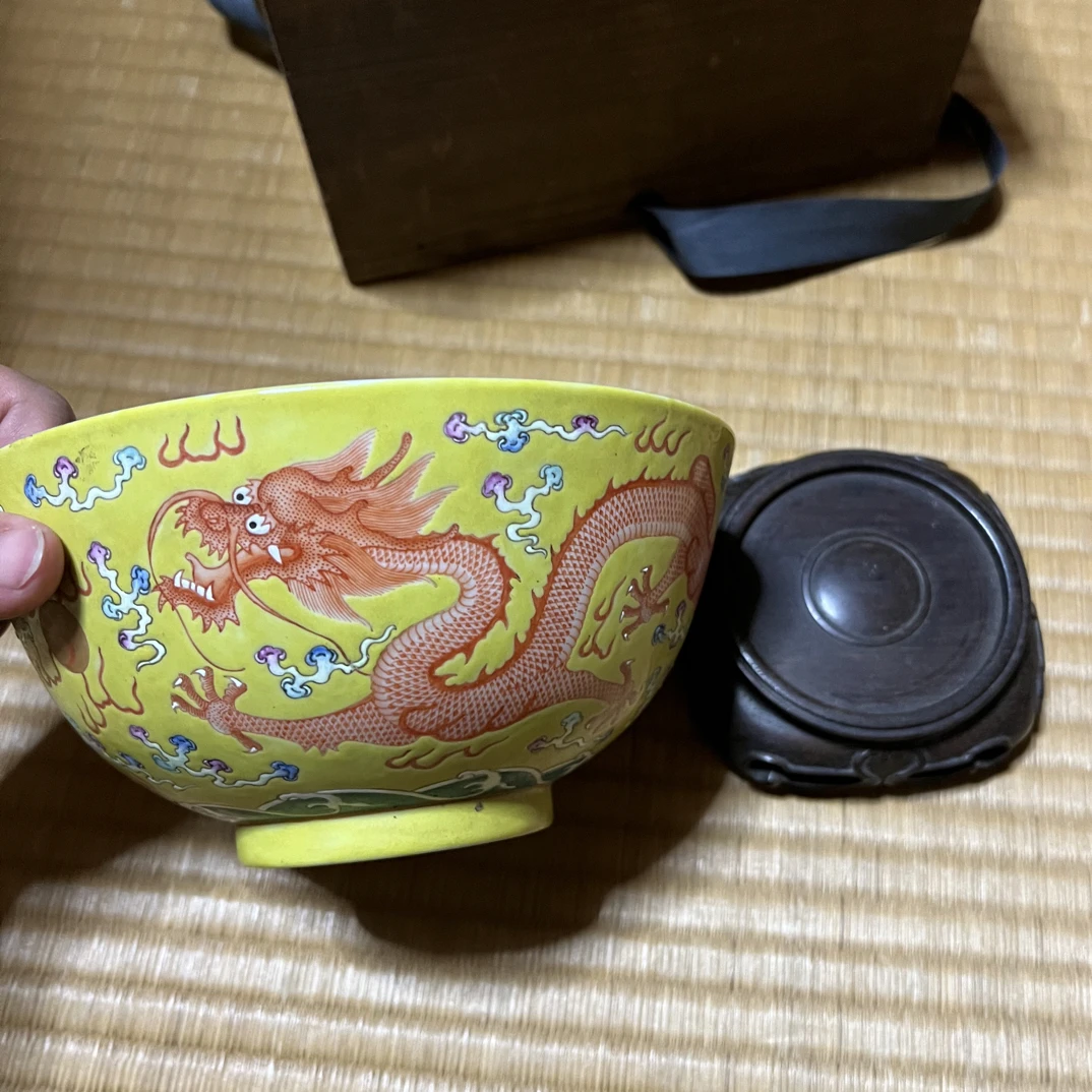 一件画片精美的碗