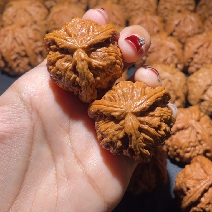 内***谁文玩核桃吊坠白狮子