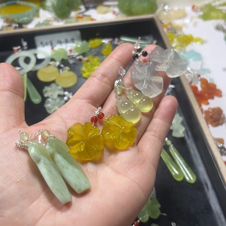 蛇纹石玉合金耳饰