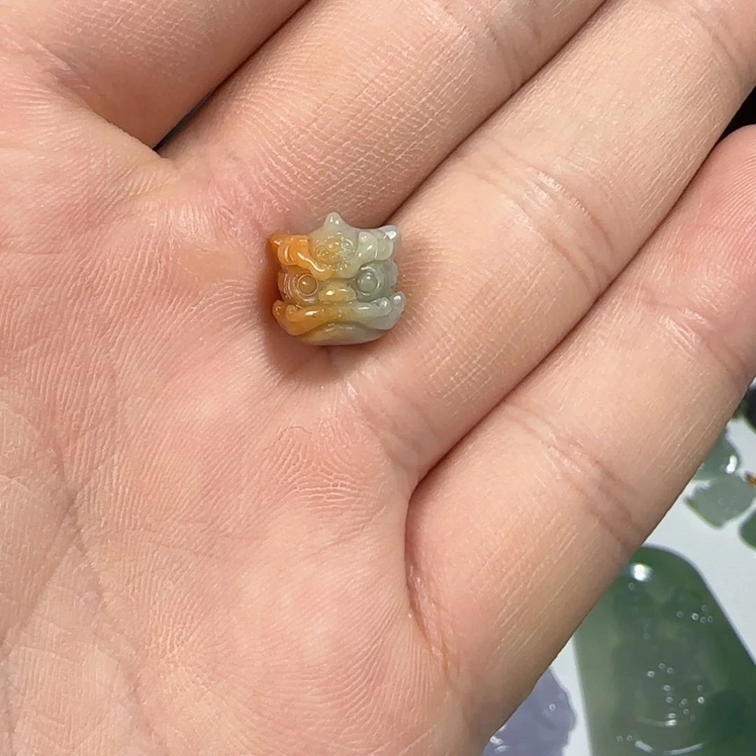 翡翠未镶嵌颈饰狮子头