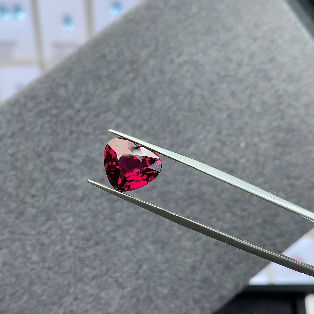 石榴石（紫牙乌）裸石未镶嵌8.15克拉