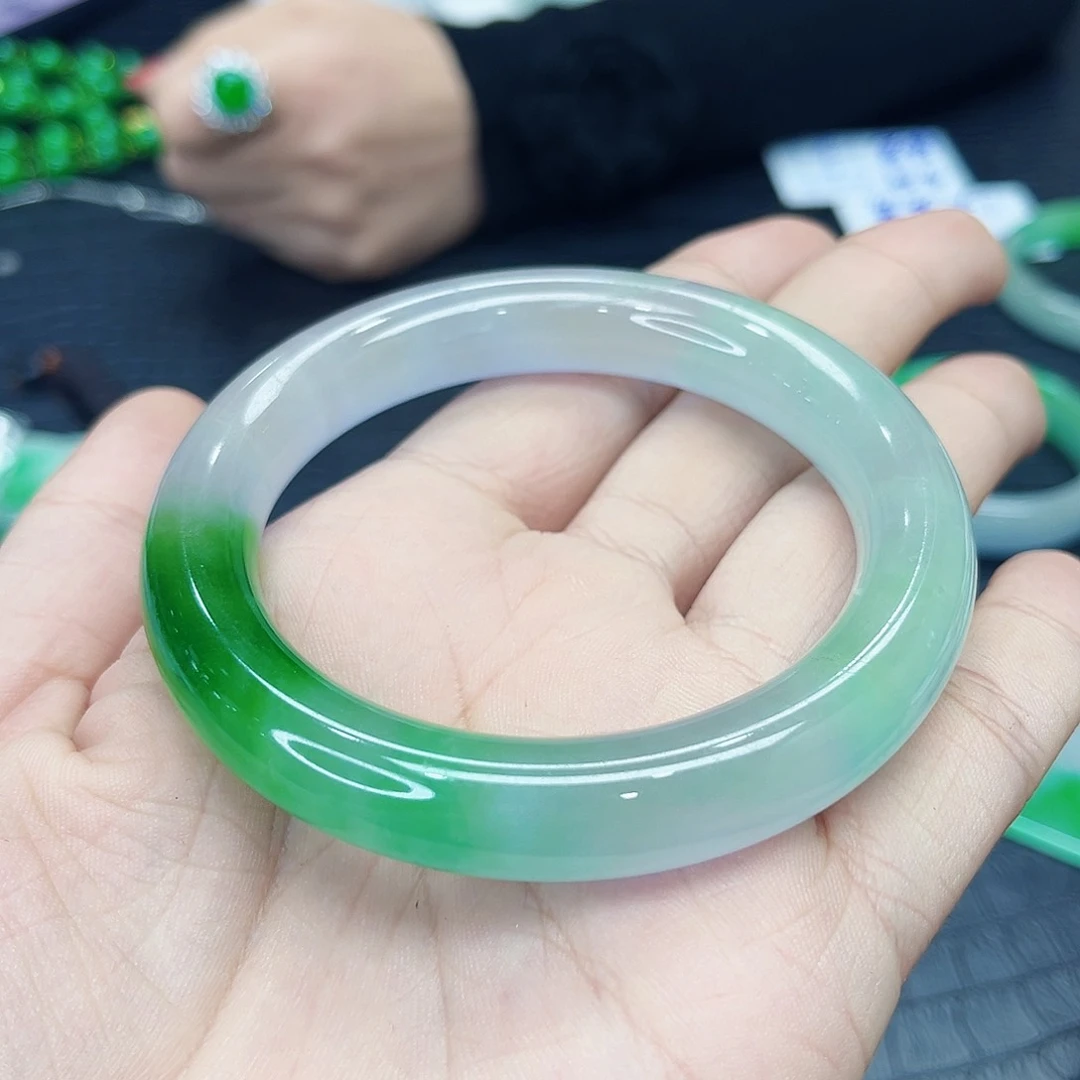 翡翠手镯未镶嵌多样性