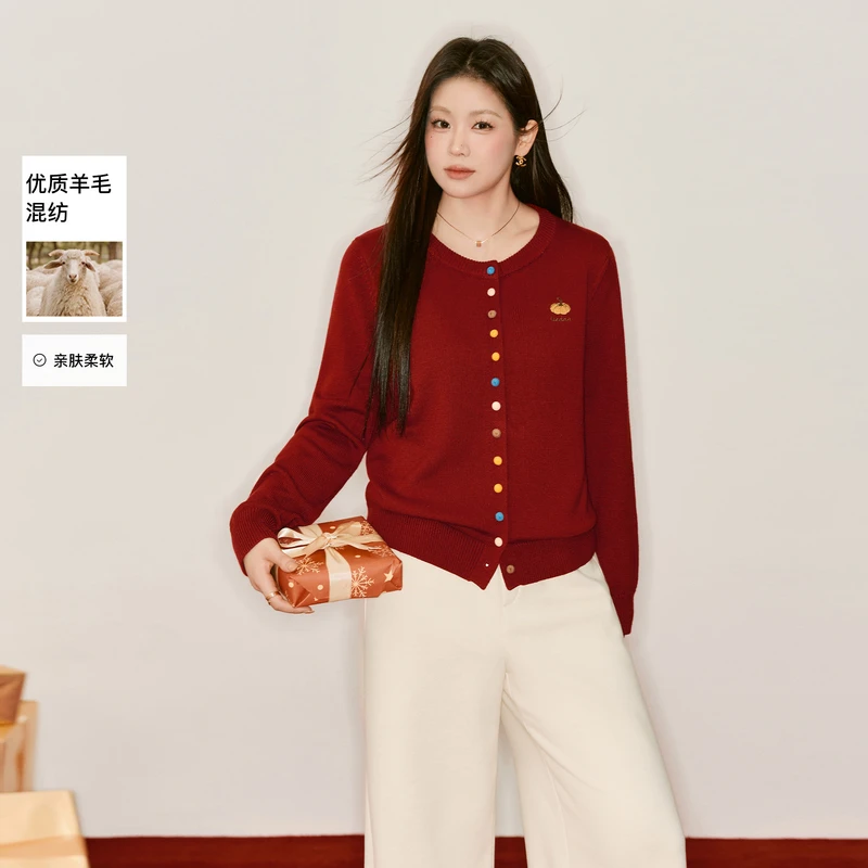 蓝语大码红色彩扣毛衣保暖女装2025冬季新款软糯加厚胖mm针织开衫