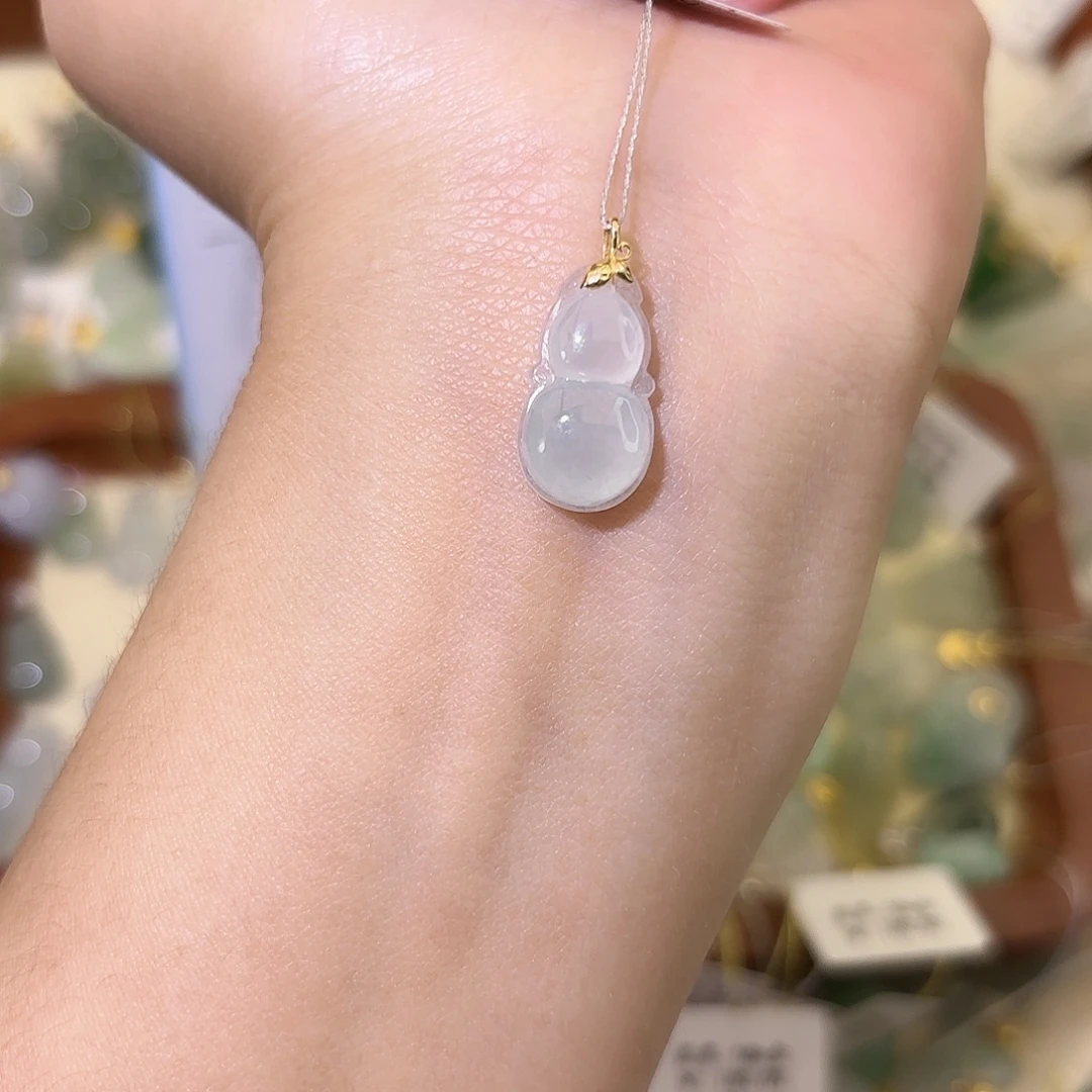 翡翠18K金镶嵌颈饰葫芦