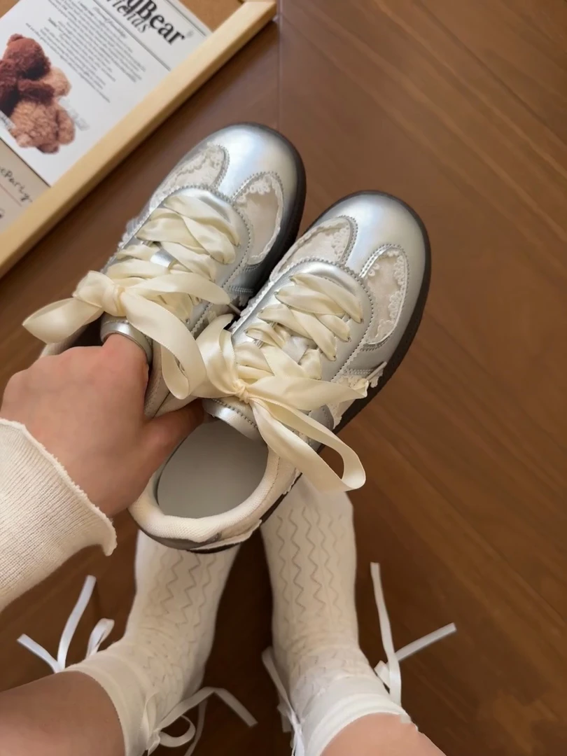 港风复古厚底板鞋女2025新款温柔小白鞋百搭休闲德训鞋