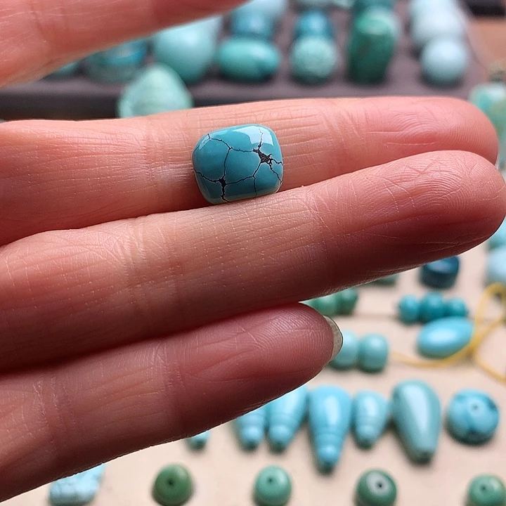 绿松石未镶嵌颈饰