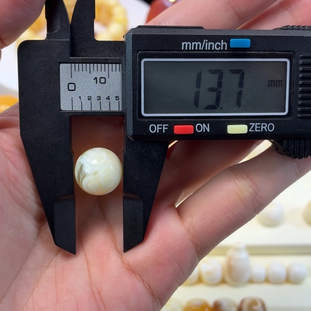 琥珀未镶嵌珠宝奇石乌料荧光拉丝溶洞圆珠13.7mm