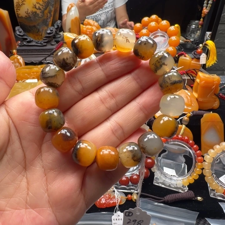 石英质玉（黄龙玉）未镶嵌颈饰