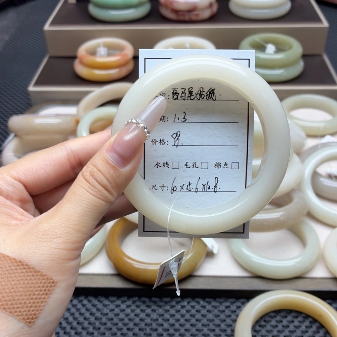 高***娘石英质玉未镶嵌手镯