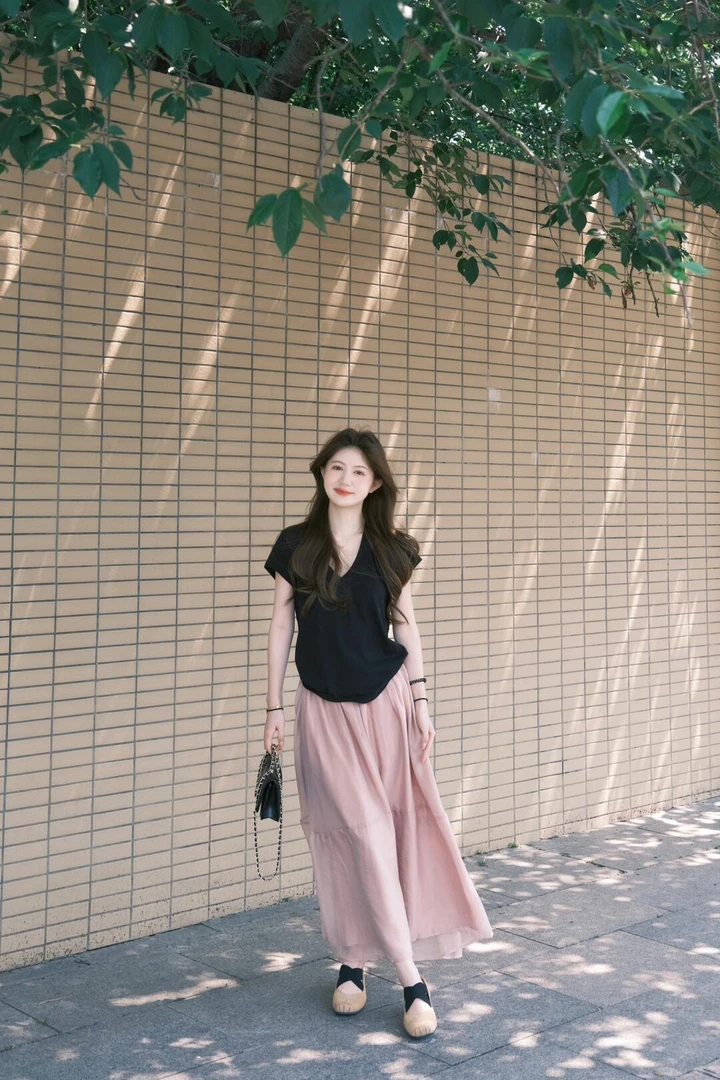 2025夏季新款韩系气质黑色V领短袖上衣显瘦粉色高腰半身裙两件套