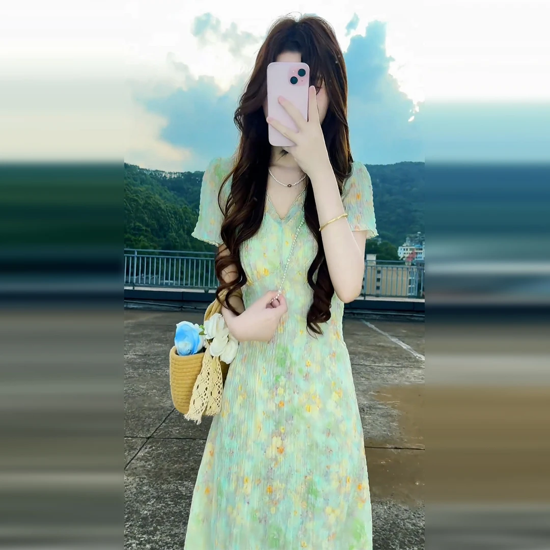夏季爆款度假长裙2025新款夏日绝美漂亮法式碎花v领连衣裙子5335