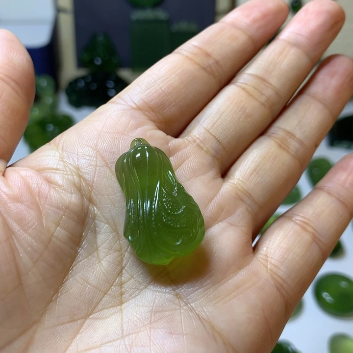 岫玉未镶嵌颈饰吊坠