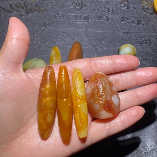 颈饰未镶嵌石英质玉美**滨