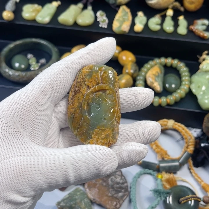 透闪石质玉吊坠未镶嵌哆**梦